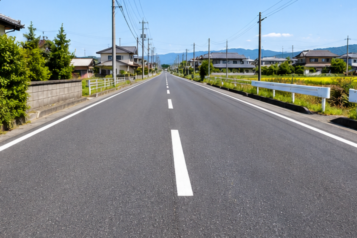 青空に映える日本の街道風景組写真